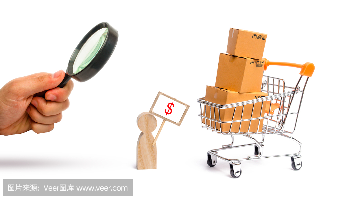 一個(gè)拿著放大鏡在看海報(bào)的男人在賣商品。裝著箱子和貨物的超市手推車。商業(yè)和貿(mào)易的概念,產(chǎn)品的銷售和購買,網(wǎng)上購物